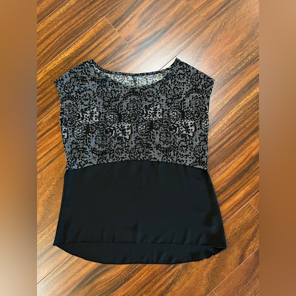 RD Style women’s medium textured and crepe blouse, black and white